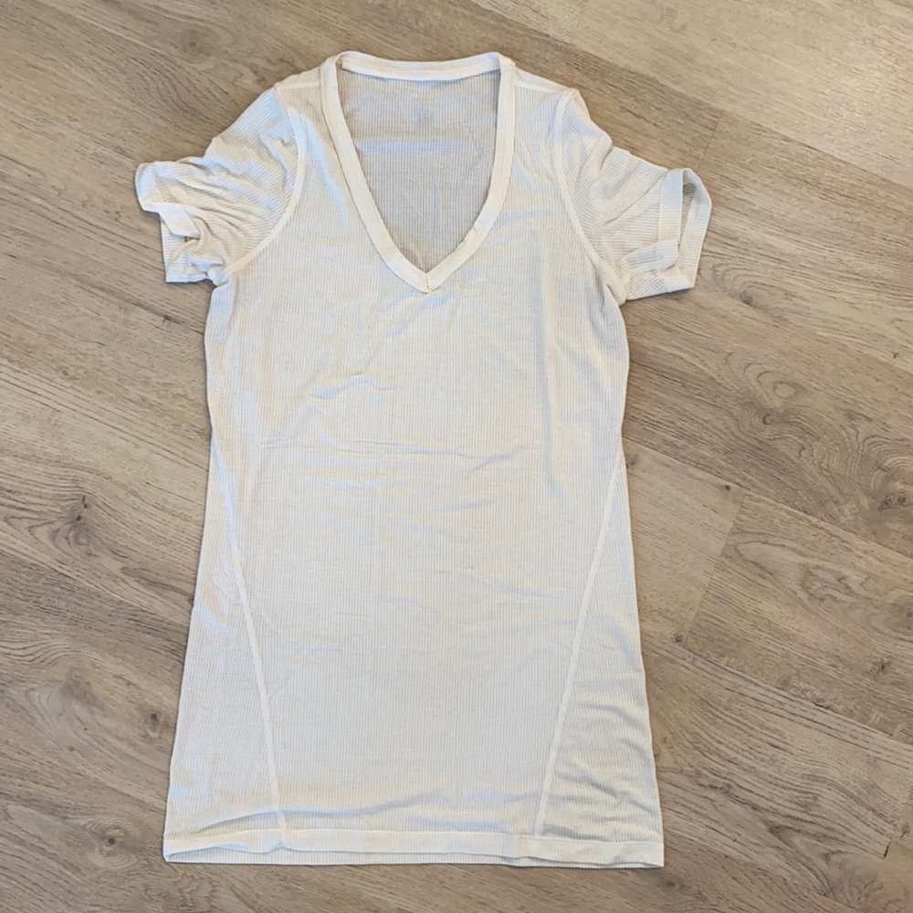 Lululemon V-Neck size 6